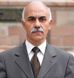 Abdurrahman Zeynal: Başta Amerika, İsrail ve diğer batılılar istemedikçe Türkiye’de terörün bitmeyeceği ayan beyan ortadadır. Batı Türkiye’yi bölmek, ulus devleti yok etmek istiyor. Bunu saklamıyor. Haritalar yayınlıyor. Projeler geliştiriyor.

O halde Türkiye’yi yöneten hiç