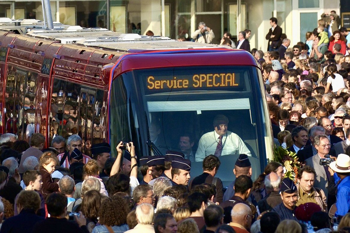 tristan_sacha's tweet image. [🚌#Transports] – #T2C-#SMTC

Aurons-nous droit à une « Une » de @lamontagne_fr aussi festive qu’en 2006 avec l’arrivée du @TramA_T2C ?
@OlivierBianchi1 sera-t-il au volant d’un #TramBus en « Service SPÉCIAL » ?
Ces bus seront-ils à la hauteur de leurs défis ?

➡️ RDV dans 2 mois