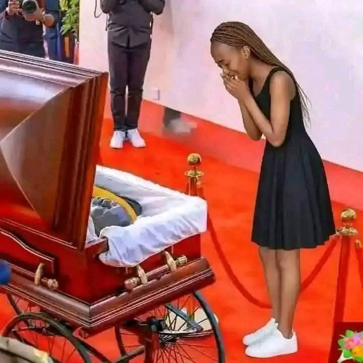 SokoAnalyst's tweet image. Like Mandela, Raila Odinga will be buried by his enemies~~ By Wafula Buke; 
A few years ago, Raila Odinga invited me to lunch. As Hon Jeremiah Kioni was walking into the sitting space, Raila said. "Lets go and have our conversation elsewhere" Kioni who was "bigger" Hadโฆ