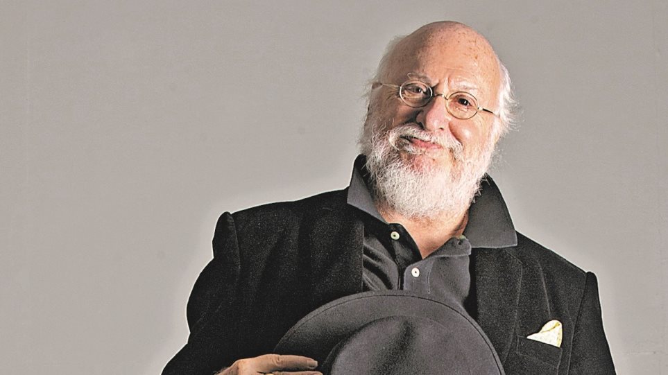 Ο #Διονυσης_Σαββόπουλος πέταξε να παει να κάτσει πάνω στη ΣΥΝΝΕΦΟΥΛΑ του, να ζησει στην αιωνιότητα. Δεν κατάφερε να ξεπεράσει το προβλημα υγείας του. Έφυγε ομως χορτασμενος απο αγαπη. ΑΣ ΚΡΑΤΗΣΟΥΝ ΟΙ ΧΟΡΟΙ για να τον θυμόμαστε. Τον ευχαριστούμε για οσα έδωσε στη μουσική παιδεία.