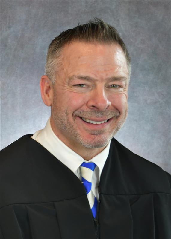 kentuckycourts's tweet image. 👏 Judge Chris Olds has been elected President of the Kentucky District Judges Association, where he will serve through 2027 alongside his fellow officers. kcoj.info/KYDistrictJudg… #JudicialLeadership #StateCourts #KentuckyCourts