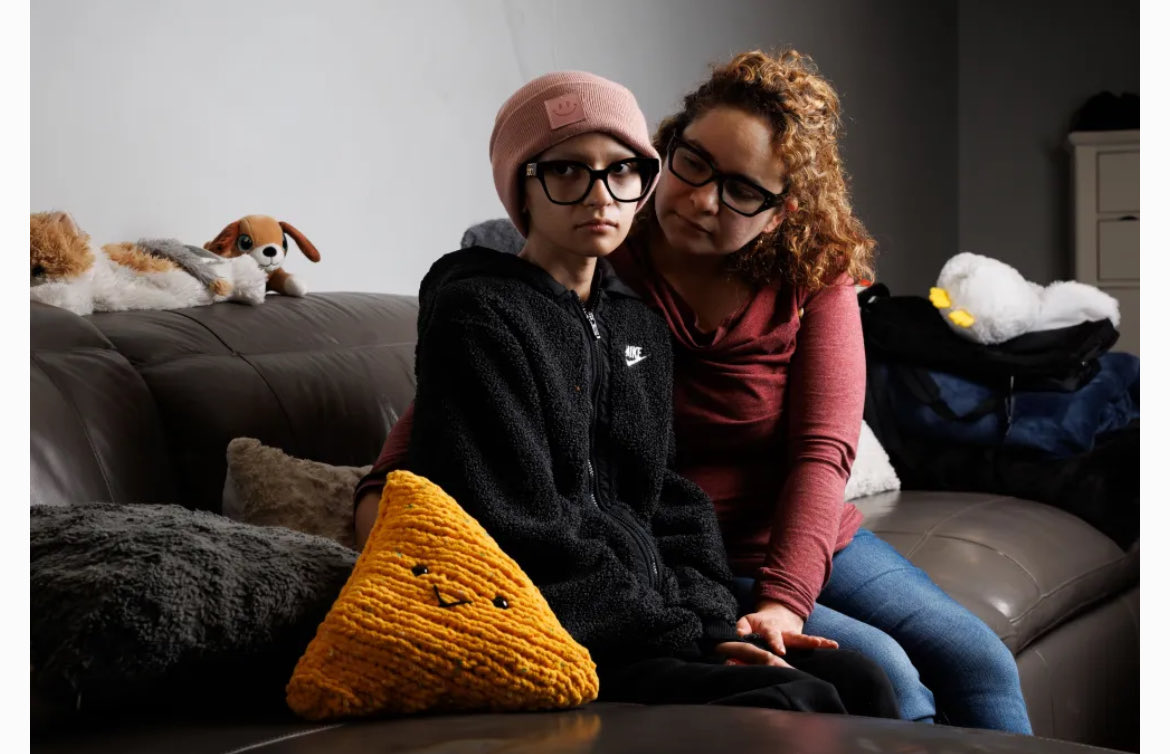 royalpratt's tweet image. ICE arrests Chicago man whose teenage daughter is fighting cancer: “He belongs with her.” I spent yesterday afternoon with Ofelia Torres and her mother, Sandibell, talking about Ruben Torres. Here’s the story chicagotribune.com/2025/10/21/ice…