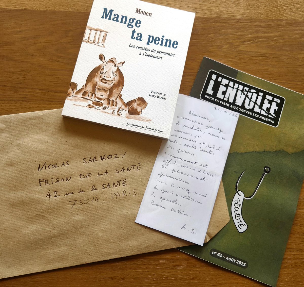 Envoi du N°62 du journal contre toutes les prisons à #sarkozyenprison 1 des plus grands enfermeurs de France, abonné d'office ;) Bonus : le livre de recettes de prison
#MangeTaPeine <a href="/BoutDeLaVilleEd/">Les éditions du bout de la ville</a> (même si on a peu de doute sur le fait qu'il partage la gamelle)
#SansRancune