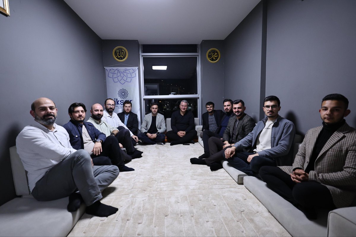 Bu akşam İKSAR – İslam İktisadı Araştırma ve Uygulama Derneği’nin misafiri olduk.

İl Gençlik Kolları Başkanımız ve İlçe Gençlik Kolları Başkanımızla birlikte, akademisyenlerimizden oluşan dernek üyeleriyle dost meclisinde hayata dair sohbet ettik.

Nazik ev sahiplikleri için