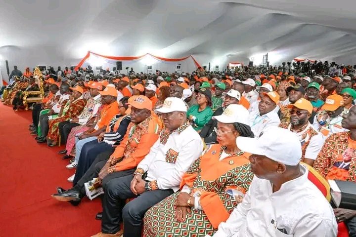 RhdpO's tweet photo. #Tonkpi dit OUI à la continuité ! Man exprime sa gratitude pour la transformation de la région. Les élus et chefs traditionnels promettent un vote massif pour le bâtisseur @AOuattara_PRCI. Le choix de la stabilité est fait. #ADOPresident #ADO2025 #PourUneGrandeCotedIvoire https://t.co/ia3p8dRv0z