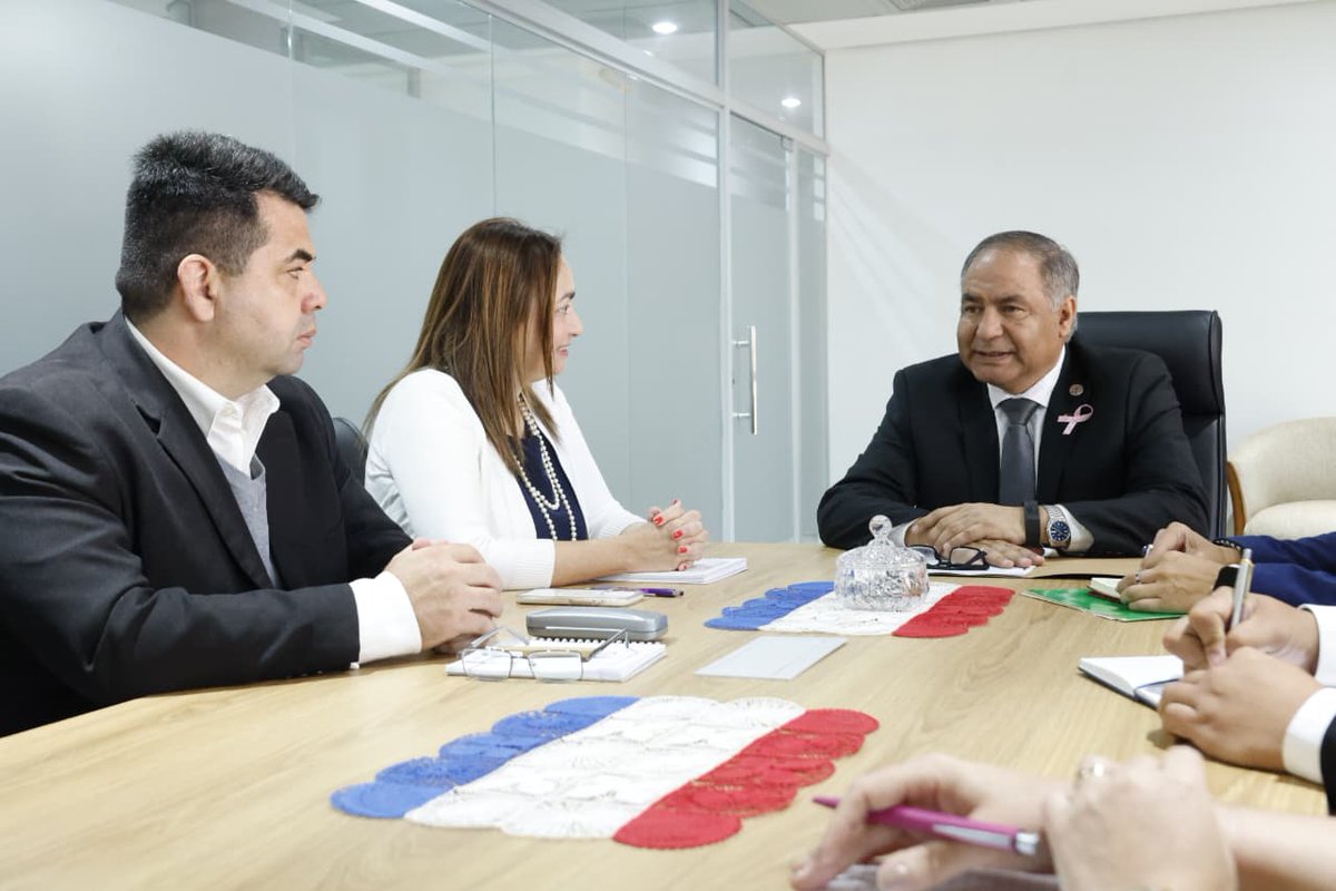 MTESS_PY's tweet image. #Cooperación| La viceministra de Empleo, @veronicalopezb2, mantuvo una reunión con el ministro de la Defensa Pública, Javier Esquivel, para establecer acciones que fortalezcan la atención a los trabajadores.
La cooperación conjunta apunta a brindar asesoramiento y asistencia a…