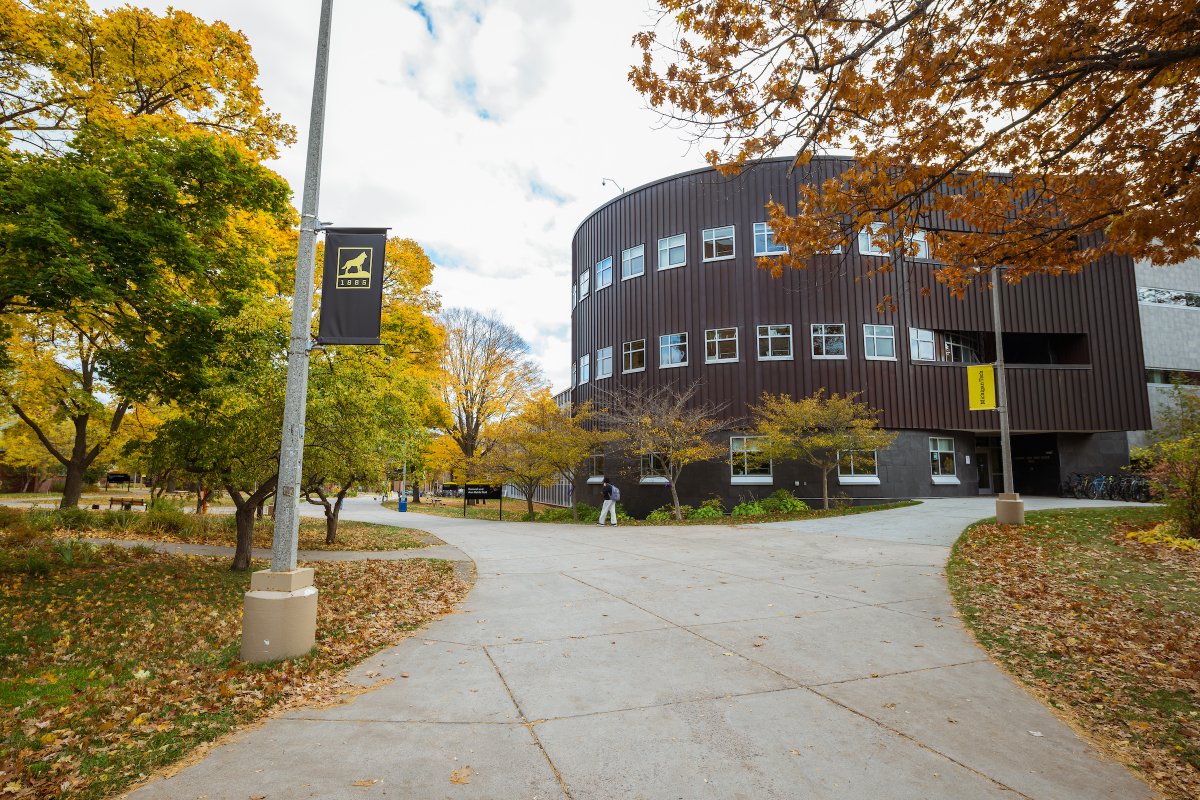 mtu_computing's tweet image. From AI to high-performance computing, Michigan Tech’s College of Computing is expanding opportunities for students with four new faculty members joining for 2025–26.
Meet the new faces shaping the future of #ComputingMTU 👇
🔗 mtu.news/nyjl50XfOU6