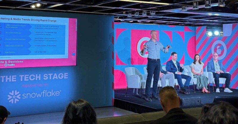 Snowflake's tweet photo. The future of marketing tech is owning your architecture.

At Advertising Week 2025, the message was clear: the monolithic "one-stop-shop" platform is on the decline &amp; giving way to the rise of composability.  Build on the Snowflake AI Data Cloud for a future-proof business.