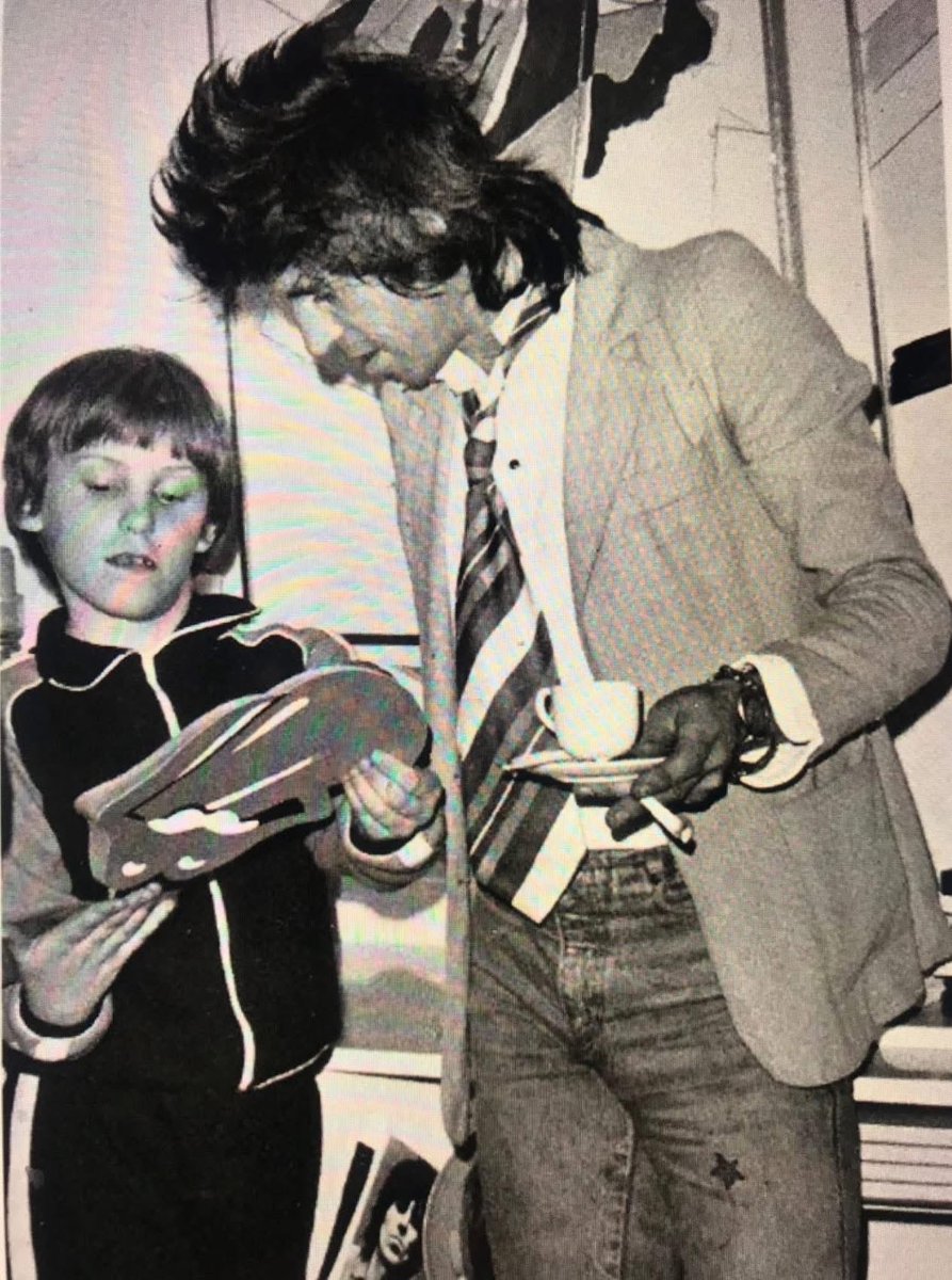 Keith having a spot of tea and making decisions with his son Marlon as they look over color options for the iconic Stones tongue logo 
#RollingStones