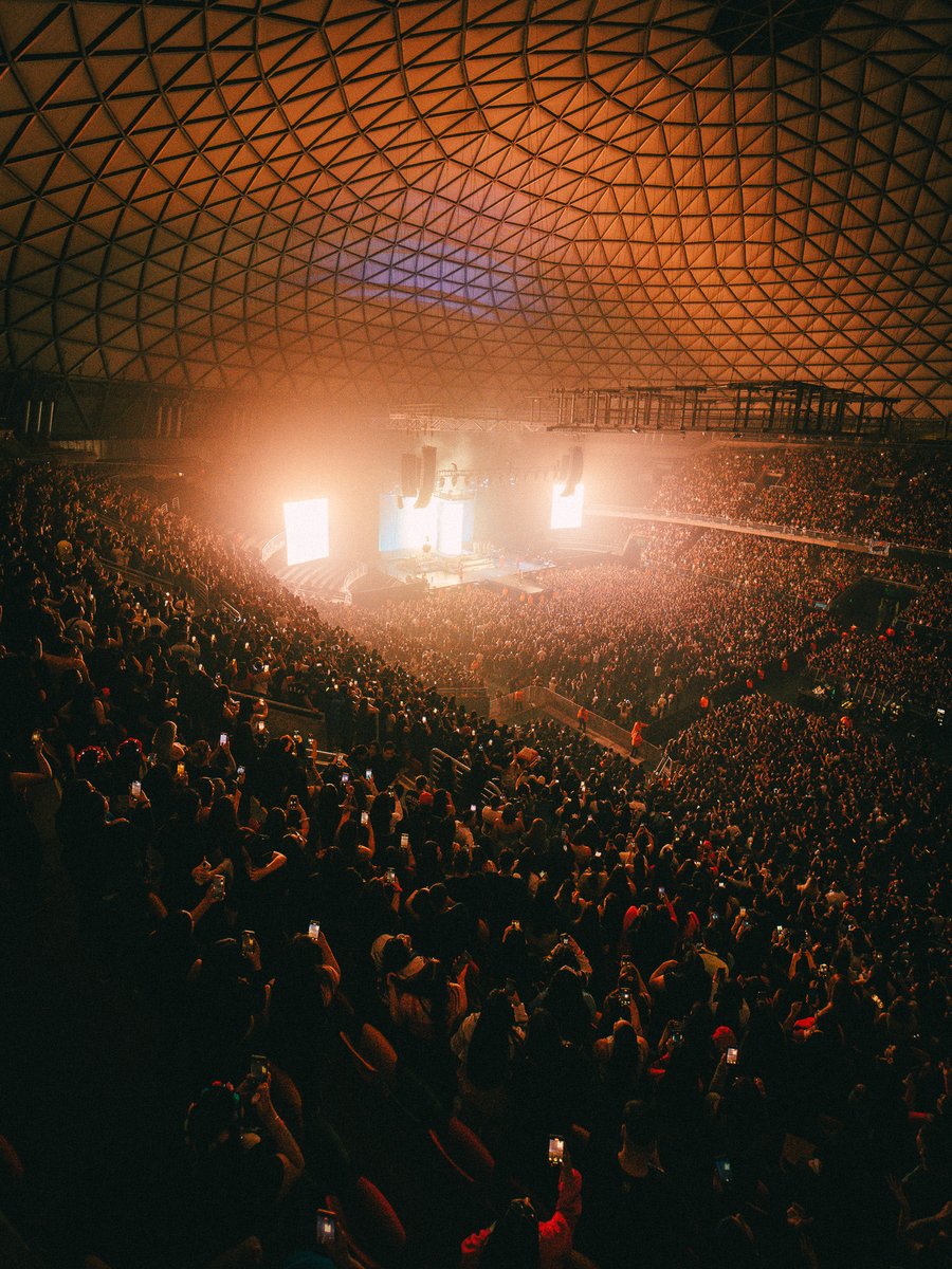 MakaPna's tweet photo. En Santiago de Chile!!! 🇨🇱 
#AuraTour llegó a su fin!!!
Con un público entregado y mostrando el corazón que tiene… ENORME!!!
Gracias por hacernos sentir en casa!!!
Nos vemos en 2027 familia!!!
Se me cuidan!!! https://t.co/fLMdBpLfvz