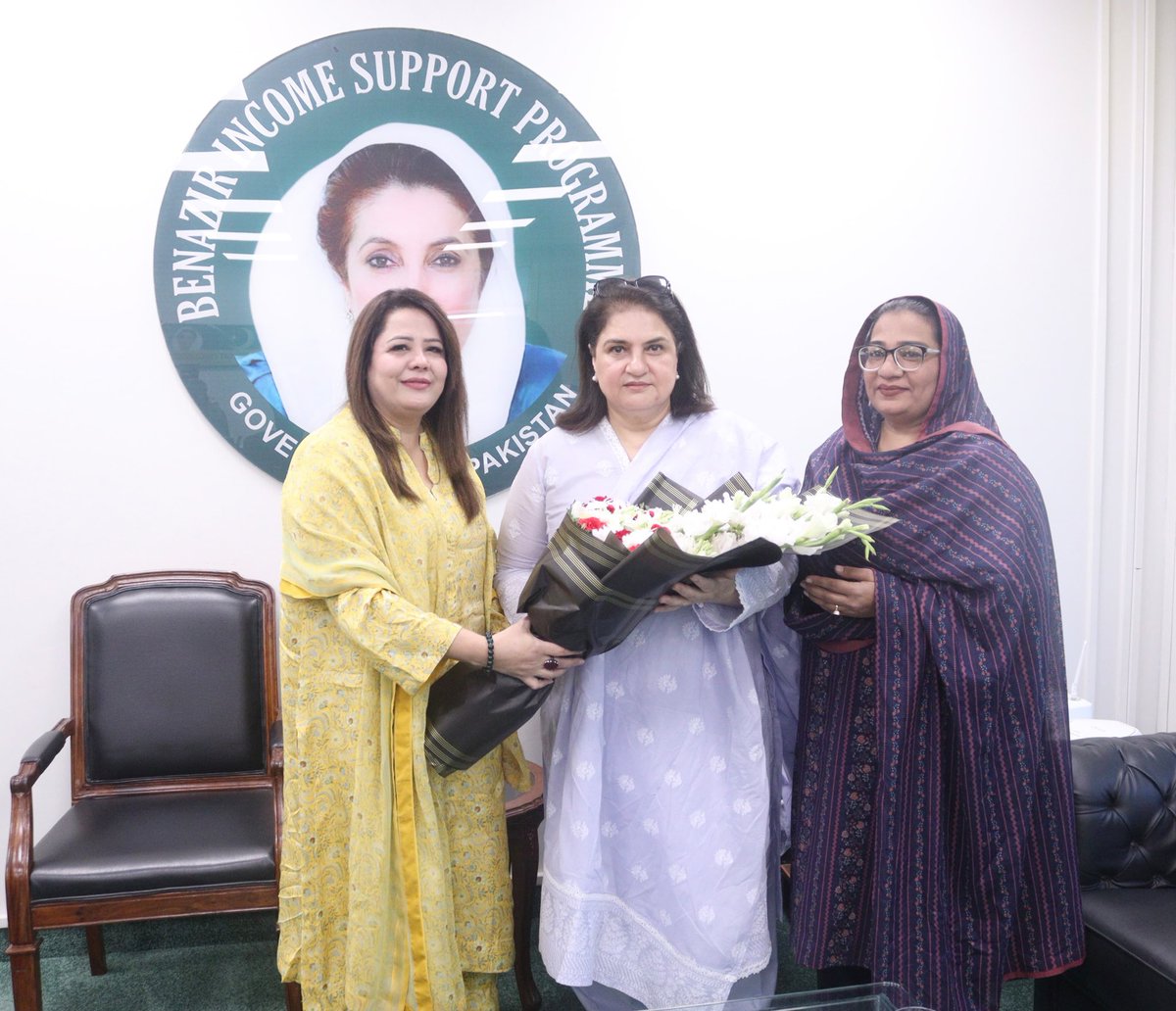 SssJunaid30006's tweet image. MPA Saima Agha met #BISP Chairperson Senator Rubina Khalid to congratulate her on the Senate victory and discuss the success of Sindh’s #BenazirTaleemiWazaif program along with upcoming training and empowerment initiatives.
#SaimaAgha #SenatorRubinaKhalid #PovertyAlleviation