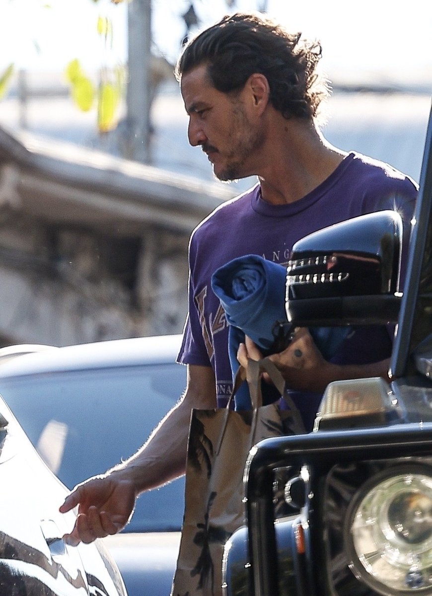 pascalarchive's tweet image. Pedro Pascal spotted leaving the gym today in Los Angeles