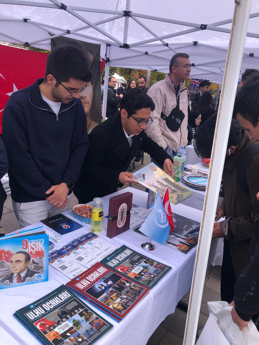 Selçuk Üniversitesi Tanışma Şenliği'nde yerini alan Ülkü Ocakları standı, öğrencilerden yoğun ilgi gördü.

Standı ziyaret eden Rektör Prof. Dr. Hüseyin Yılmaz'a bilgi veren Ülkü Ocakları Teşkilatı, üniversite öğrencilerine yönelik tamamen ücretsiz olarak sunulan Odak2023, ÜOZEM,