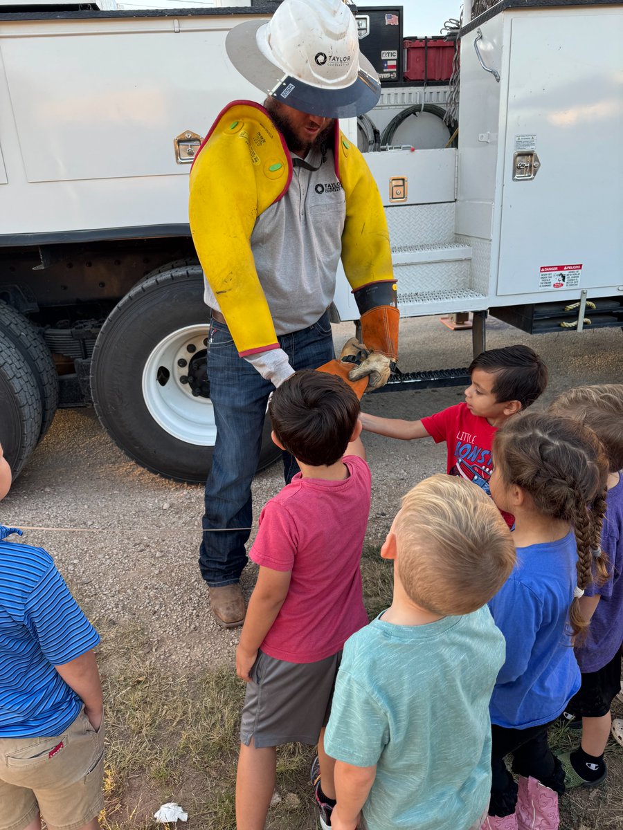 A huge thank you to Kolby Barnhill, one of our wonderful Head Start dads, Badger alumnus, and a Taylor Electric Cooperative, Inc.  lineman, for stopping by to talk about his job. The littles were fascinated by his bucket truck and all the cool tools.👷‍♂️⚡️🚚