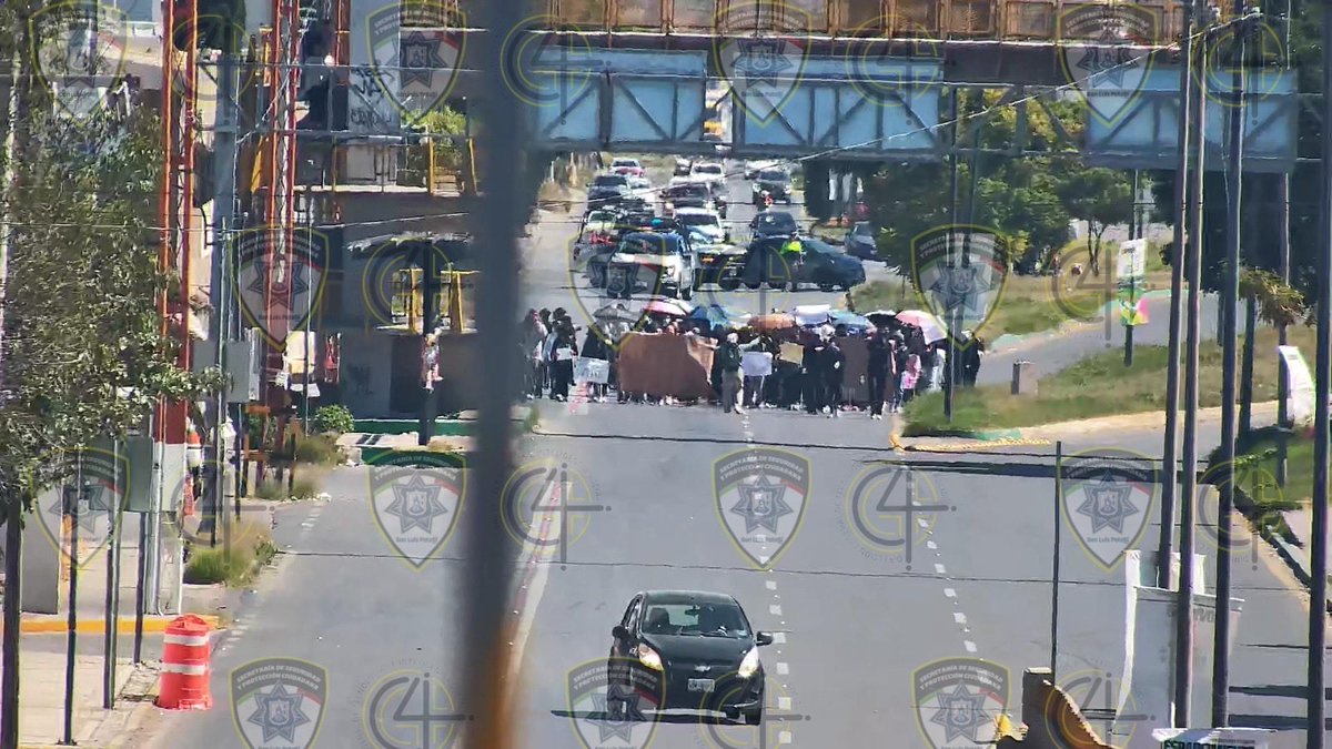 SSPCSLP's tweet image. ⚪️🔵 #ReporteVial 🚨#VialidadSLP 

⚠️Actualización 

‼️Contingente avanza sobre lateral de Carr. 57 y Rutilo Torres hacia el distribuidor Juárez, se dirigen hacia zona centro 

Se prevé ingresen a la glorieta del distribuidor, av. Universidad, Alameda, Manuel José Othón hasta…