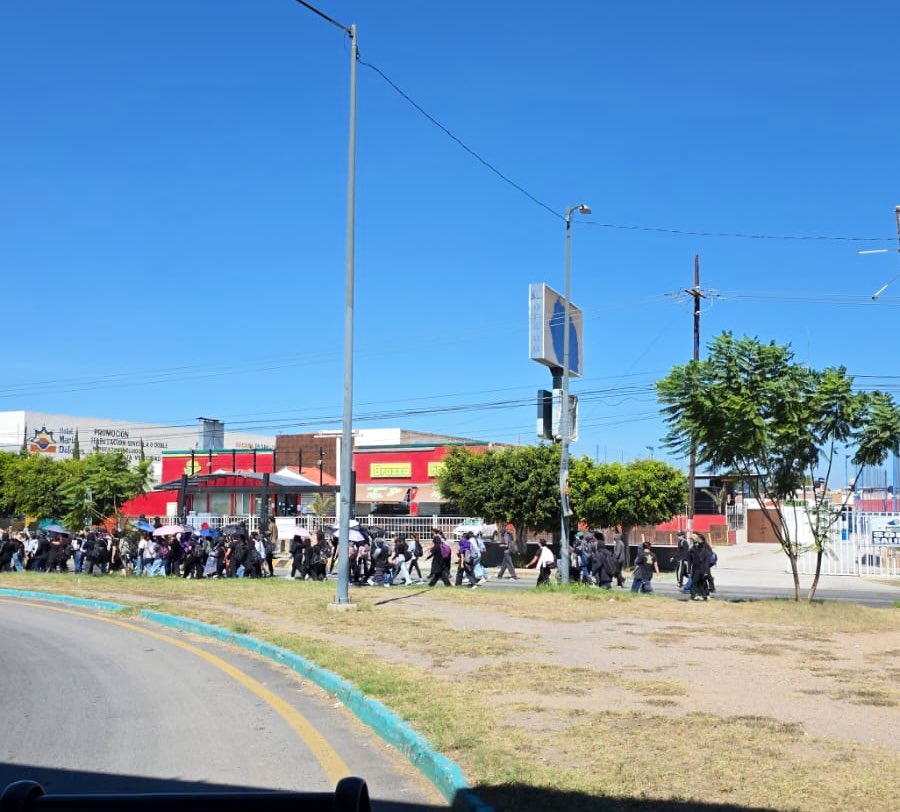 SSPCSLP's tweet image. ⚪️🔵 #ReporteVial 🚨#VialidadSLP 

⚠️Actualización 

‼️Contingente avanza sobre lateral de Carr. 57 y Rutilo Torres hacia el distribuidor Juárez, se dirigen hacia zona centro 

Se prevé ingresen a la glorieta del distribuidor, av. Universidad, Alameda, Manuel José Othón hasta…