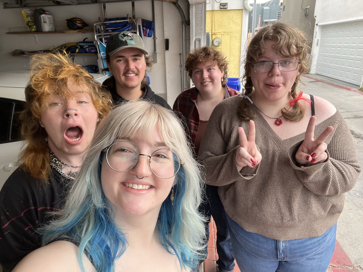 aurieapplesauce's tweet image. Literally whatever