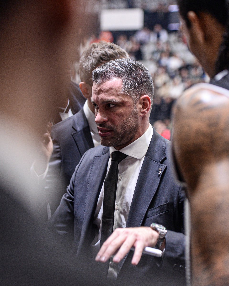 Bir gün Dušan Alimpijević alışverişe gider ve yaptığı alışveriş 10₺ tutar, Dušan ise 9.75₺ uzatır.

Kasiyer 25 kuruş eksik olduğunu söylediğinde Dušan gülümser ve şöyle der; "Dušan son çeyreği asla vermez."

#TheBlackEagleRises