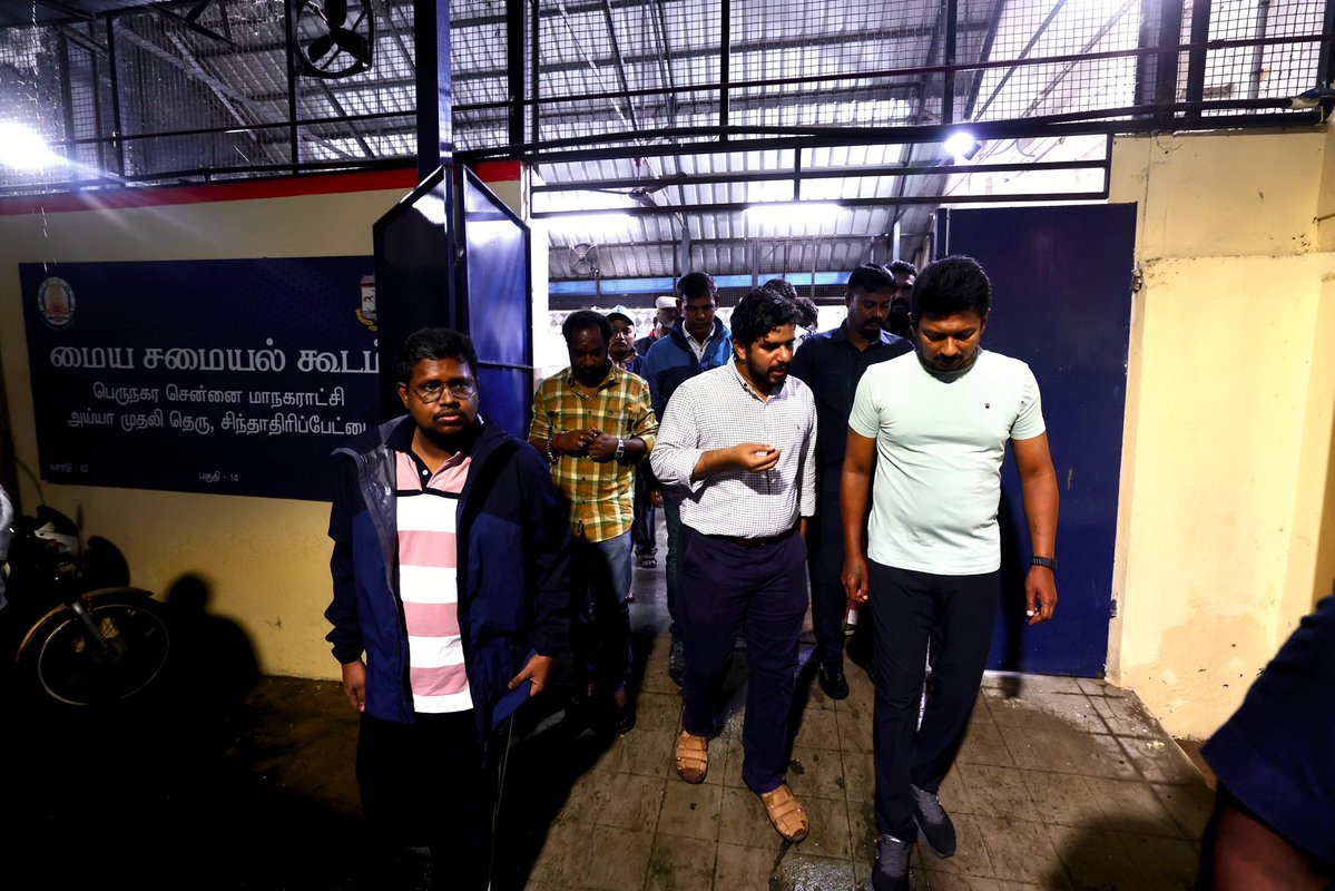 Udhay (@udhaystalin) on Twitter photo மாண்புமிகு முதலமைச்சர் <a href="/mkstalin/">M.K.Stalin - தமிழ்நாட்டை தலைகுனிய விடமாட்டேன்</a> அவர்கள் அறிவுறுத்தலின்படி, நம்முடைய #ChepaukTriplicane தொகுதி, சிந்தாதிரிப்பேட்டை அய்யா தெரு பகுதியில் அமைக்கப்பட்டுள்ள சமையல் கூடத்தில் சற்று முன் ஆய்வு செய்தோம். அரிசி - மளிகை பொருட்கள் - பிரட்- பால் போன்ற அத்தியாவசிய பொருட்கள் அங்கே மாண்புமிகு முதலமைச்சர் <a href="/mkstalin/">M.K.Stalin - தமிழ்நாட்டை தலைகுனிய விடமாட்டேன்</a> அவர்கள் அறிவுறுத்தலின்படி, நம்முடைய #ChepaukTriplicane தொகுதி, சிந்தாதிரிப்பேட்டை அய்யா தெரு பகுதியில் அமைக்கப்பட்டுள்ள சமையல் கூடத்தில் சற்று முன் ஆய்வு செய்தோம். அரிசி - மளிகை பொருட்கள் - பிரட்- பால் போன்ற அத்தியாவசிய பொருட்கள் அங்கே
