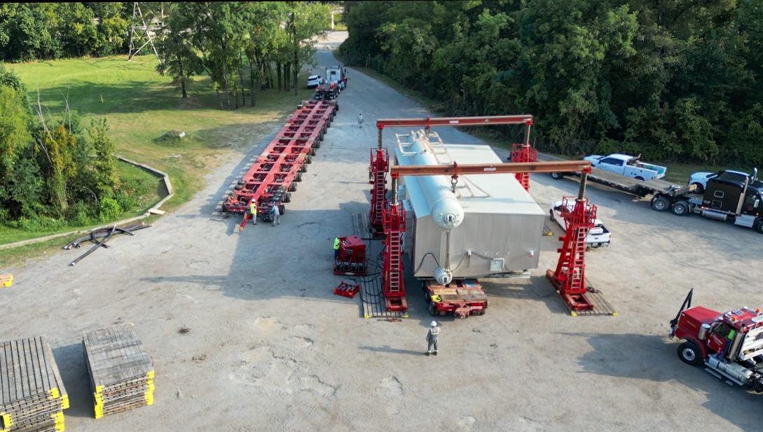 barnhartcrane's tweet image. Barnhart crews offloaded a 400,000lb boiler in Jackson, AL, after its journey by barge from Victoria, TX, then transported it overnight on a 14-line EasTrac to Monroeville, AL. 

Every mile, every connection, every lift was engineered for safety and efficiency. 

#HeavyTransport…