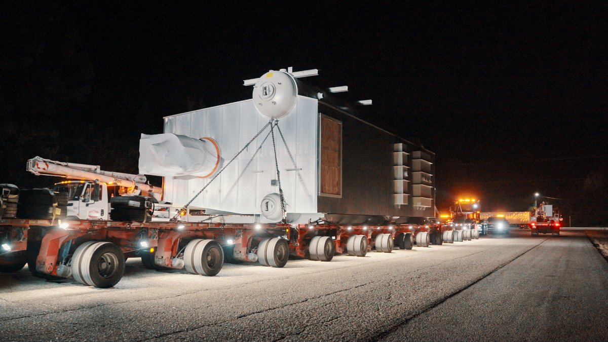 barnhartcrane's tweet image. Barnhart crews offloaded a 400,000lb boiler in Jackson, AL, after its journey by barge from Victoria, TX, then transported it overnight on a 14-line EasTrac to Monroeville, AL. 

Every mile, every connection, every lift was engineered for safety and efficiency. 

#HeavyTransport…
