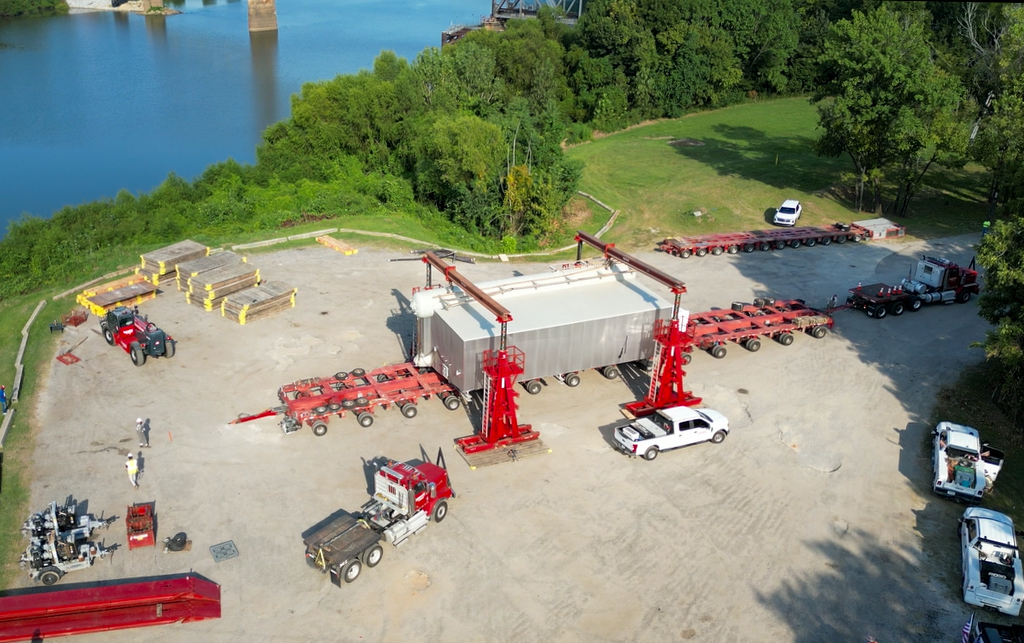 barnhartcrane's tweet image. Barnhart crews offloaded a 400,000lb boiler in Jackson, AL, after its journey by barge from Victoria, TX, then transported it overnight on a 14-line EasTrac to Monroeville, AL. 

Every mile, every connection, every lift was engineered for safety and efficiency. 

#HeavyTransport…