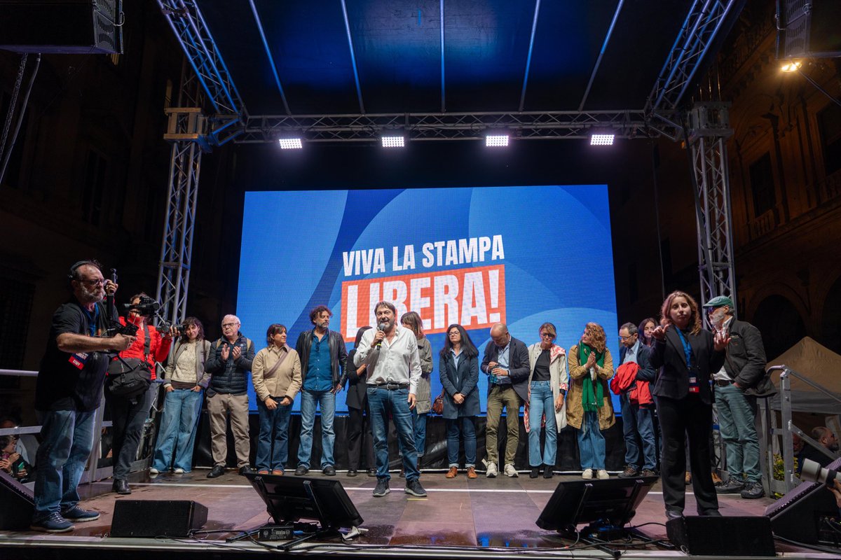 Come <a href="/Mov5Stelle/">MoVimento 5 Stelle</a> abbiamo sentito il bisogno di dare questo abbraccio collettivo a Sigfrido Ranucci senza bandiere, in piazza, fra i cittadini. Faremo di tutto in Parlamento per difendere i giornalisti con la schiena dritta: approviamo la legge contro le querele temerarie,