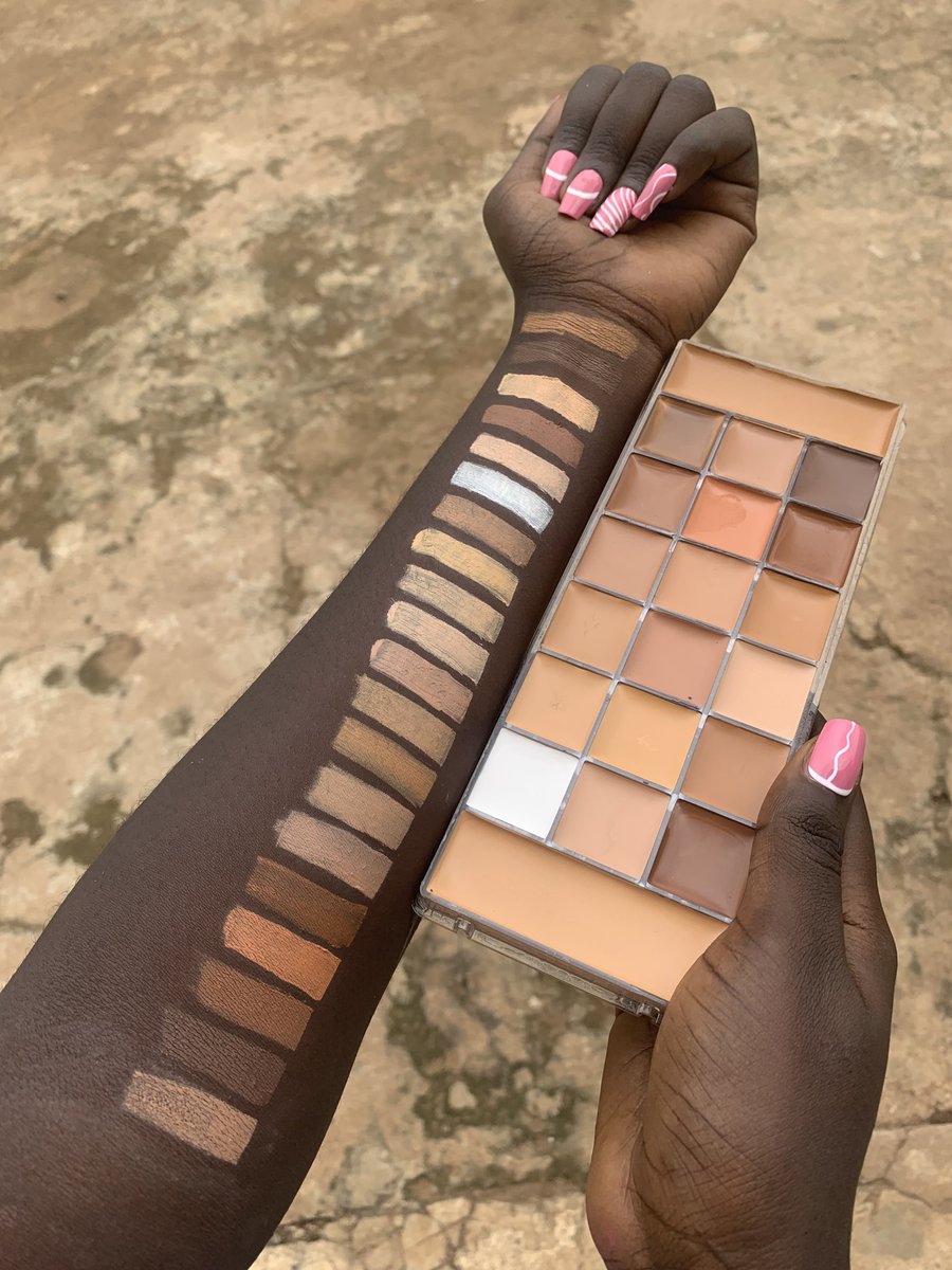 Omotoyobola's tweet image. My skin color carrying each different shade of color 😊😊