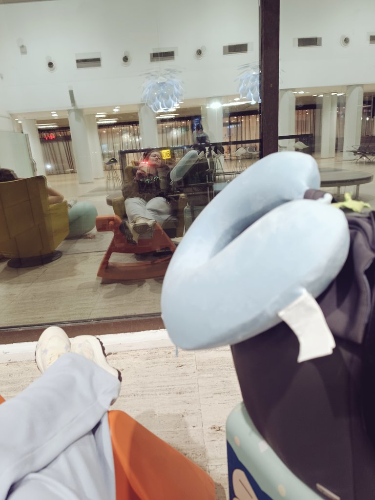 Patrichiii_'s tweet photo. Esperando para coger el último vuelo del día...
Relax, serie y postureo.
¿Qué hacéis vosotros cuando estáis en el aeropuerto? https://t.co/uIUDcGPSKV