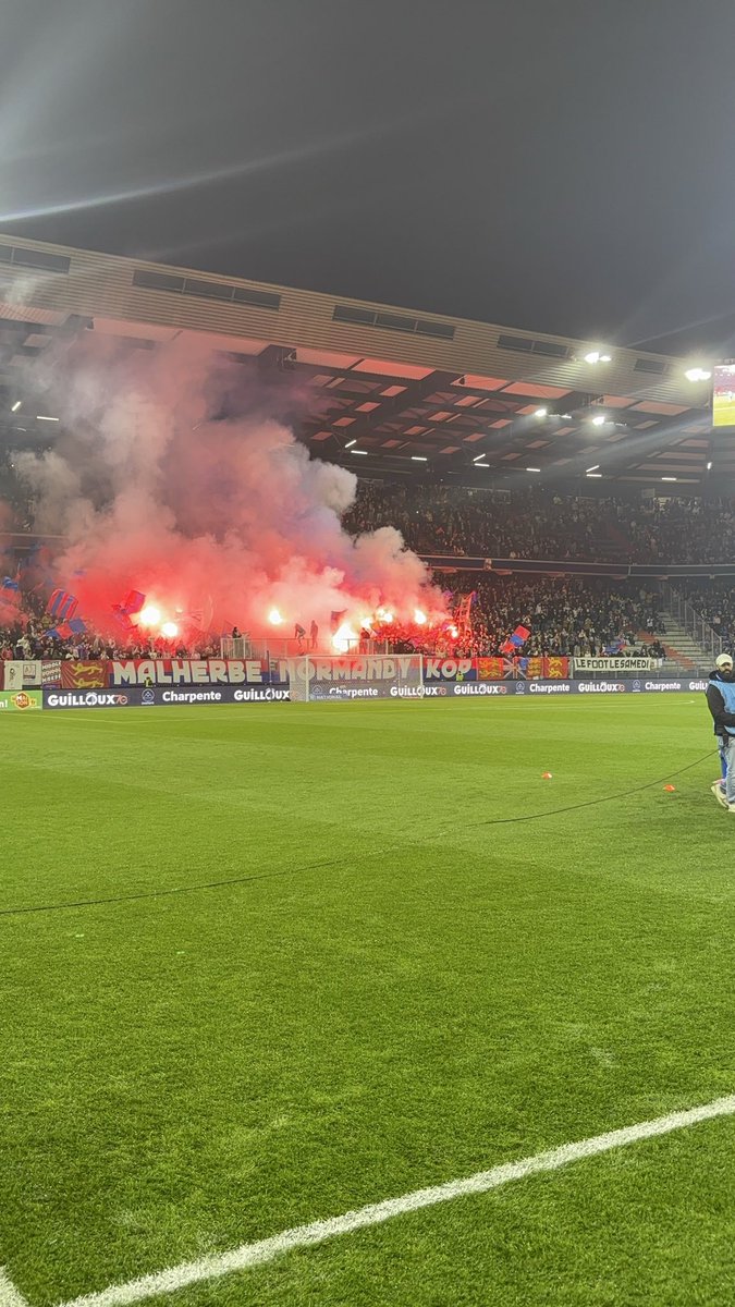 footmultiple's tweet photo. Une tribune populaire caennaise et un parcage rouennais des très grands soirs pour un match de N1, avec 18 000 personnes dans l’enceinte… 😍

Le vrai football, sans artifices, celui qui est porté par des purs passionnés, peu importe la division ❤️ https://t.co/H60lhYKOcG