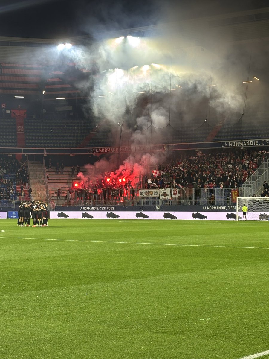 footmultiple's tweet photo. Une tribune populaire caennaise et un parcage rouennais des très grands soirs pour un match de N1, avec 18 000 personnes dans l’enceinte… 😍

Le vrai football, sans artifices, celui qui est porté par des purs passionnés, peu importe la division ❤️ https://t.co/H60lhYKOcG