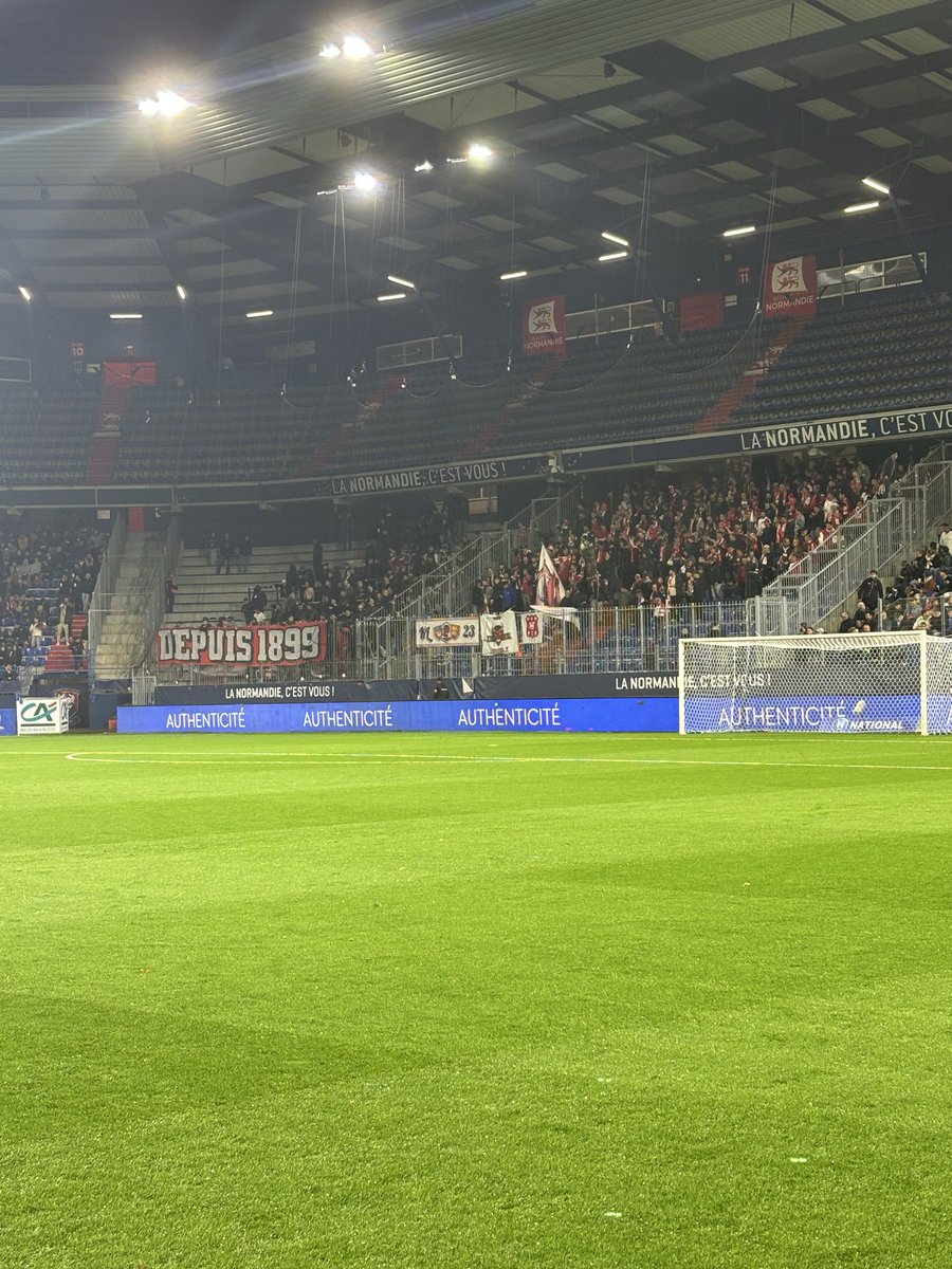 footmultiple's tweet photo. Une tribune populaire caennaise et un parcage rouennais des très grands soirs pour un match de N1, avec 18 000 personnes dans l’enceinte… 😍

Le vrai football, sans artifices, celui qui est porté par des purs passionnés, peu importe la division ❤️ https://t.co/H60lhYKOcG
