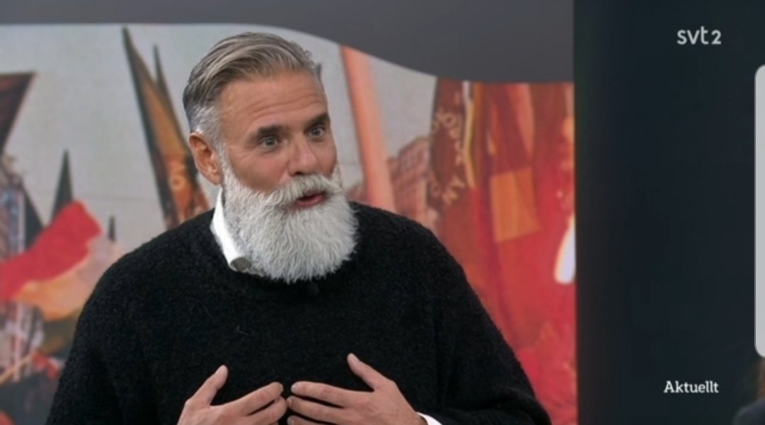 Den här skäggige pajsarn har klippkort till <a href="/svtnyheter/">SVT Nyheter</a>. Varför blir han aldrig ifrågasatt? SVT: s intervjuare tindrar med ögonen när han brer ut sina teorier. Allt för att smeta ihop högerextrema med SD inför valet. <a href="/svt/">SVT</a> har redan börjat valkampanjen för vänstern 2026 #svpol