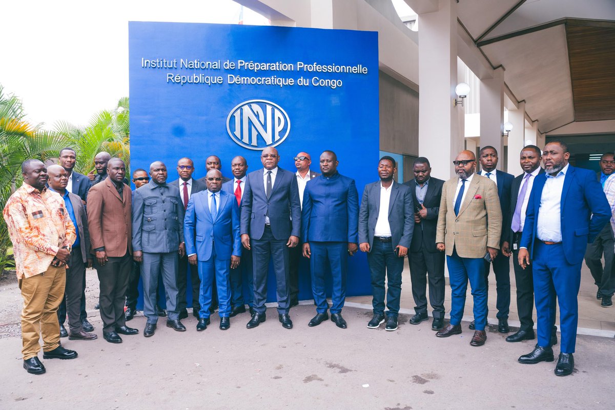 MinEmploiTraRDC's tweet photo. RDC : Lancement officiel des travaux de validation du Répertoire des métiers verts et du Plan national de développement des emplois verts; une étape historique.

Kinshasa, mardi 21 octobre 2025.
 
La République démocratique du Congo vient de franchir une étape majeure dans la valorisation de son potentiel écologique. Les travaux de validation du Répertoire des métiers verts et du Plan national de développement des emplois verts à l’horizon 2030 ont été officiellement lancés à Kinshasa, dans la salle des spectacles de l’INPP.

Cette initiative, portée par le ministère de l’Emploi et Travail en collaboration avec le ministère de l’Environnement, Développement durable et Nouvelle économie du climat, à travers l’Institut national de préparation professionnelle (INPP), s’inscrit sous la vision du Président de la République, Félix Antoine Tshisekedi Tshilombo, celle d’un Congo durable, productif et respectueux de la nature.

Ouvrant la série des interventions, le Directeur général adjoint de l’INPP, Patrick Sumpu, a souligné la portée stratégique de ces assises, qui visent à doter le pays d’outils concrets pour encadrer et promouvoir les métiers liés à l’économie verte.

Représentant le ministre de l’Emploi et Travail Ferdinand MASSAMBA WA MASSAMBA, empêché, le Secrétaire général à l’Emploi, Donnat Baguma, a dit la détermination du gouvernement à transformer la richesse naturelle du pays en véritables opportunités d’emplois durables et décents pour les Congolais.

De son côté, Idris Mufuka, sous-directeur de la formation à l’INPP et expert en management des systèmes énergétiques et énergies renouvelables, a livré une présentation technique détaillant les 81 métiers identifiés et regroupés en 11 filières vertes, allant des énergies renouvelables à la valorisation des déchets, en passant par l’agriculture durable et la construction écologique.

Pendant trois jours, les experts de ces deux ministères et ceux venus de divers horizons vont examiner et valider ces deux instruments, avant leur institutionnalisation par arrêté interministériel conjointement signé par les ministres de l’Emploi et Travail et de l’Environnement.

Une fois adoptés, ces outils marqueront une première historique pour la RDC et la région, ouvrant la voie à une économie verte inclusive, créatrice d’emplois et promotrice du développement durable.