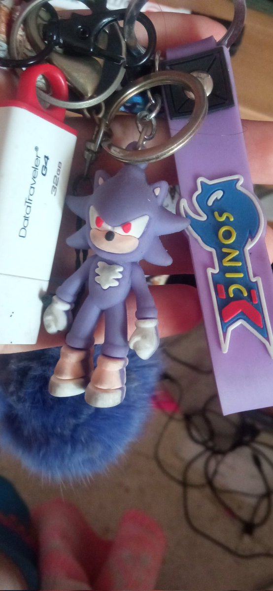 Rubi_nir's tweet image. Sonic con su merch oficial todo hermoso de otros países:

Vs

El merch que obtengo en el mío (una joya si me lo preguntan jajajaj):