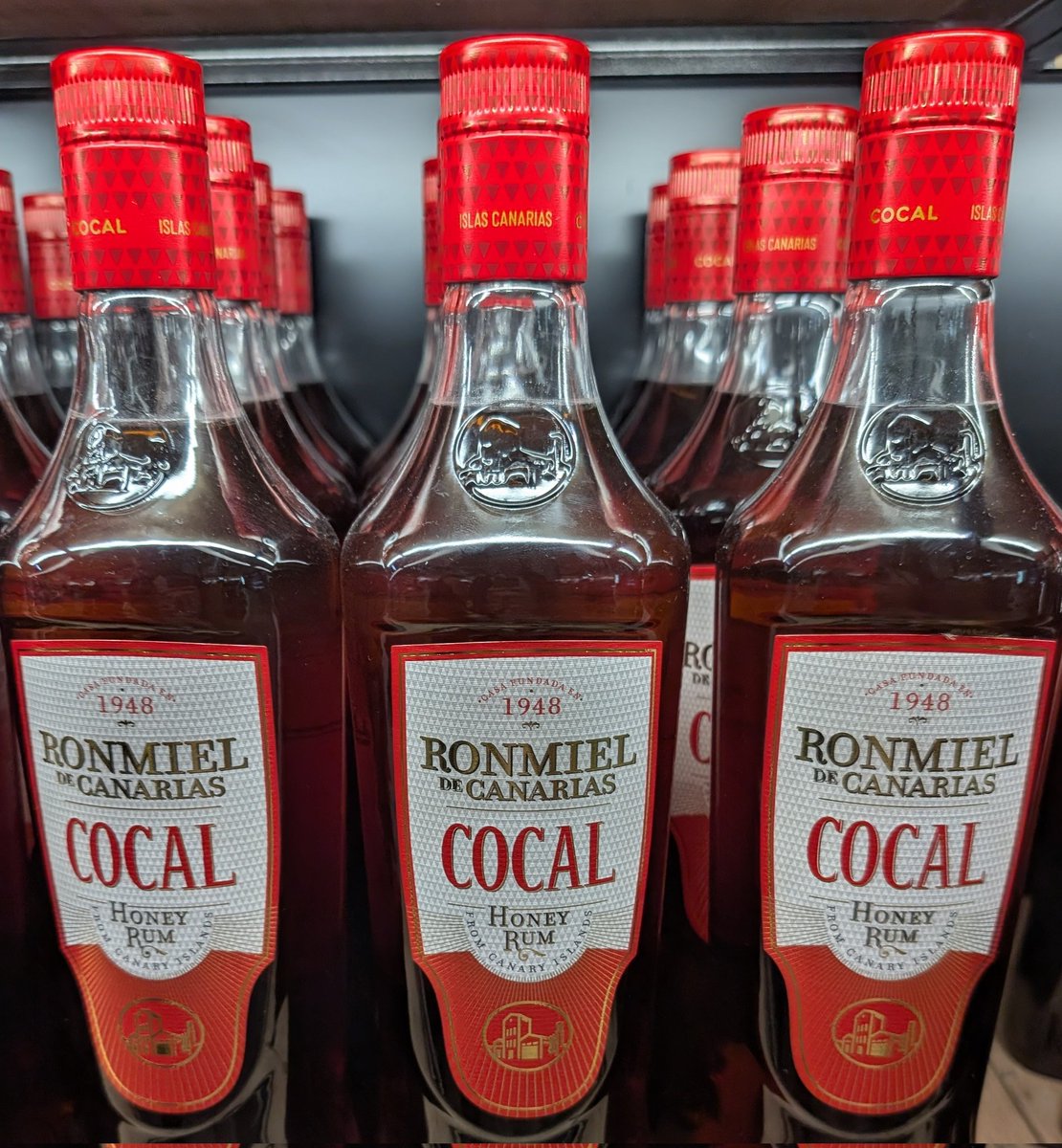 AuroraUnrealis's tweet image. - Ром пить будешь? 
- Сосал?