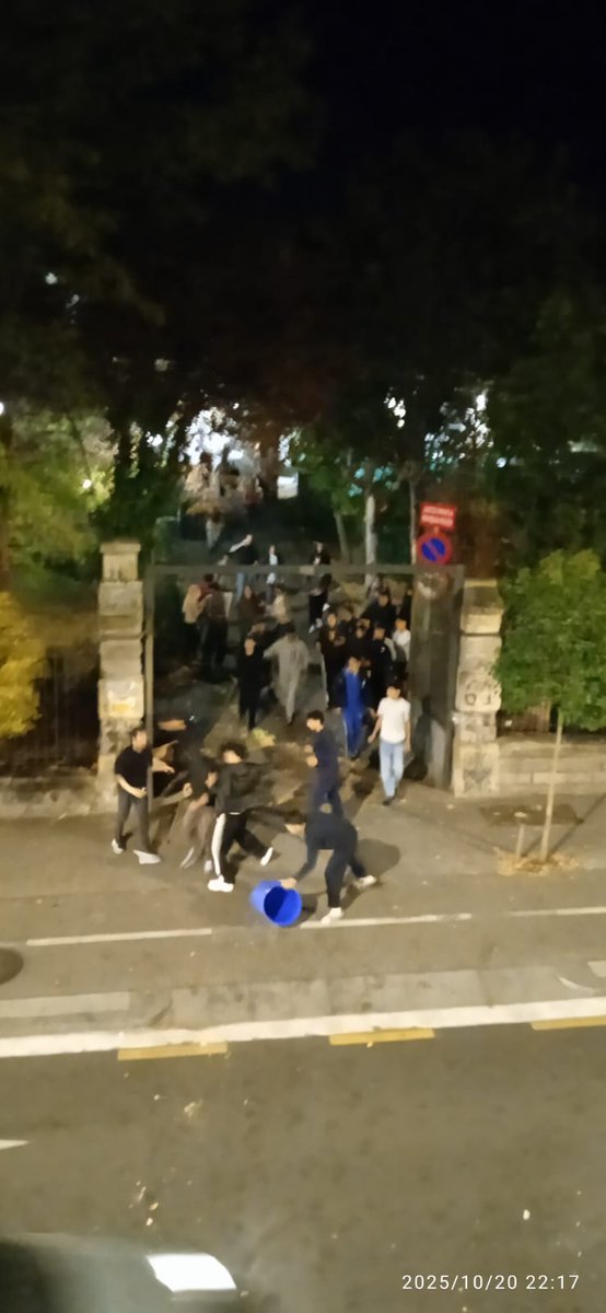 vox_alava's tweet image. 🔴 Desde VOX lo llevamos advirtiendo años. Los centros de MENAS son un foco de inseguridad.
Batalla campal en pleno centro de Vitoria. Los vecinos atemorizados como consecuencia de las políticas de inmigración ilegal masiva del separatismo y bipartidismo.
Deportaciones YA!