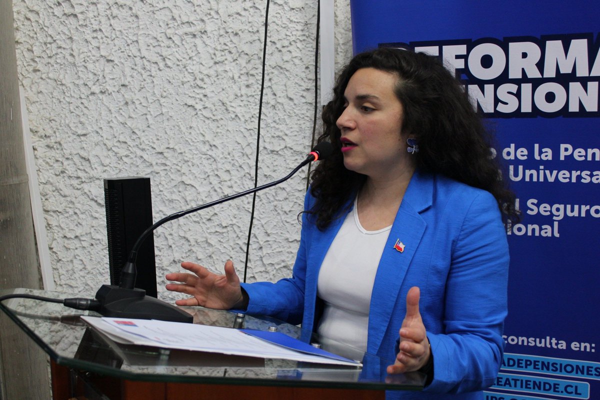 En #PuertoVaras📍🇨🇱, Seremi del Trabajo, Ricardo Ebner, junto a la <a href="/DPRLosLagos/">Delegación Presidencial Regional de Los Lagos</a>, Paulina Muñoz, <a href="/VoceriaLosLagos/">Vocería Los Lagos</a>, Danitza Ortiz, y el director regional <a href="/IpsLosLagos/">IPS Los Lagos</a>, Marcelo Álvarez, participaron en un Conversatorio Ciudadano sobre la Reforma de Pensiones: Ley N°21.735 🗣️📜.