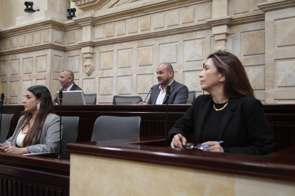 🕊️ Hoy sesionó la Comisión Legal de Paz y Posconflicto de la <a href="/CamaraColombia/">Cámara de Representantes de Colombia</a>.
Se aprobaron proposiciones para discutir la difícil situación de violencia que afecta a distintos territorios del país.

Seguimos trabajando por la reconciliación, la seguridad y la paz en toda Colombia