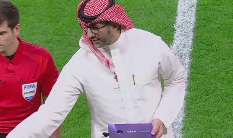 #الهلال_السد

سعودي                                  اجنبي
مسلم                                   غير مسلم
شاعر                                   راقص في التيك توك                 

            اختر مؤثرك بعناية 🤩💙💙💙