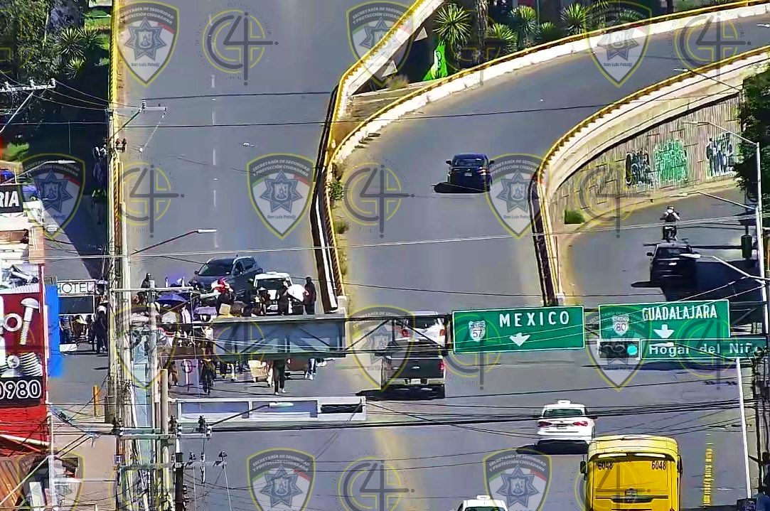 SSPCSLP's tweet image. ⚪️🔵 #ReporteVial 🚨#VialidadSLP 

⚠️Actualización 

👉🏻Contingente que avanzaba sobre av. Venustiano Carranza arribó a Plaza Fundadores

👉🏻Contingente que avanzó sobre glorieta Juárez, se dirigió hacia av. Universidad, están por ingresar a zona de la Alameda por Othón