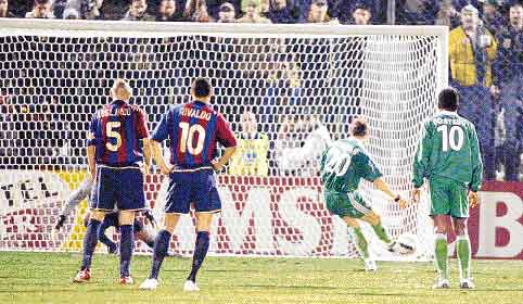 Σύμφωνα με τον Θαναηλάκη η Μπαρτσελόνα είναι αήττητη απέναντι στις ελληνικές ομάδες! Αφήνω αυτό το στιγμιότυπο λοιπόν για να θυμούνται οι παλιοί και να μαθαίνουν οι νεότεροι! #paofc