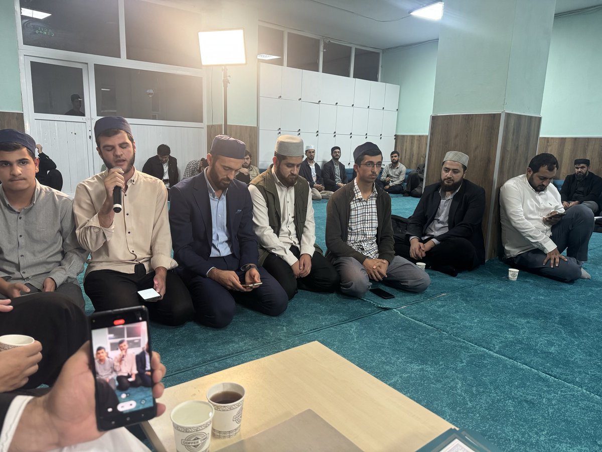 Diyarbakır’da Şeyh Lebîb Necîb ile gerçekleştirdiğimiz “el-Fevâidü’l-Mekkiyye” ders halkası, kaside ve ilahi eşliğinde düzenlenen icazet merasimiyle tamamlandı. Dört gün ve 15 ders süren halkaya düzenli katılım sağlayan yetmiş kişiye icazetleri verildi.
