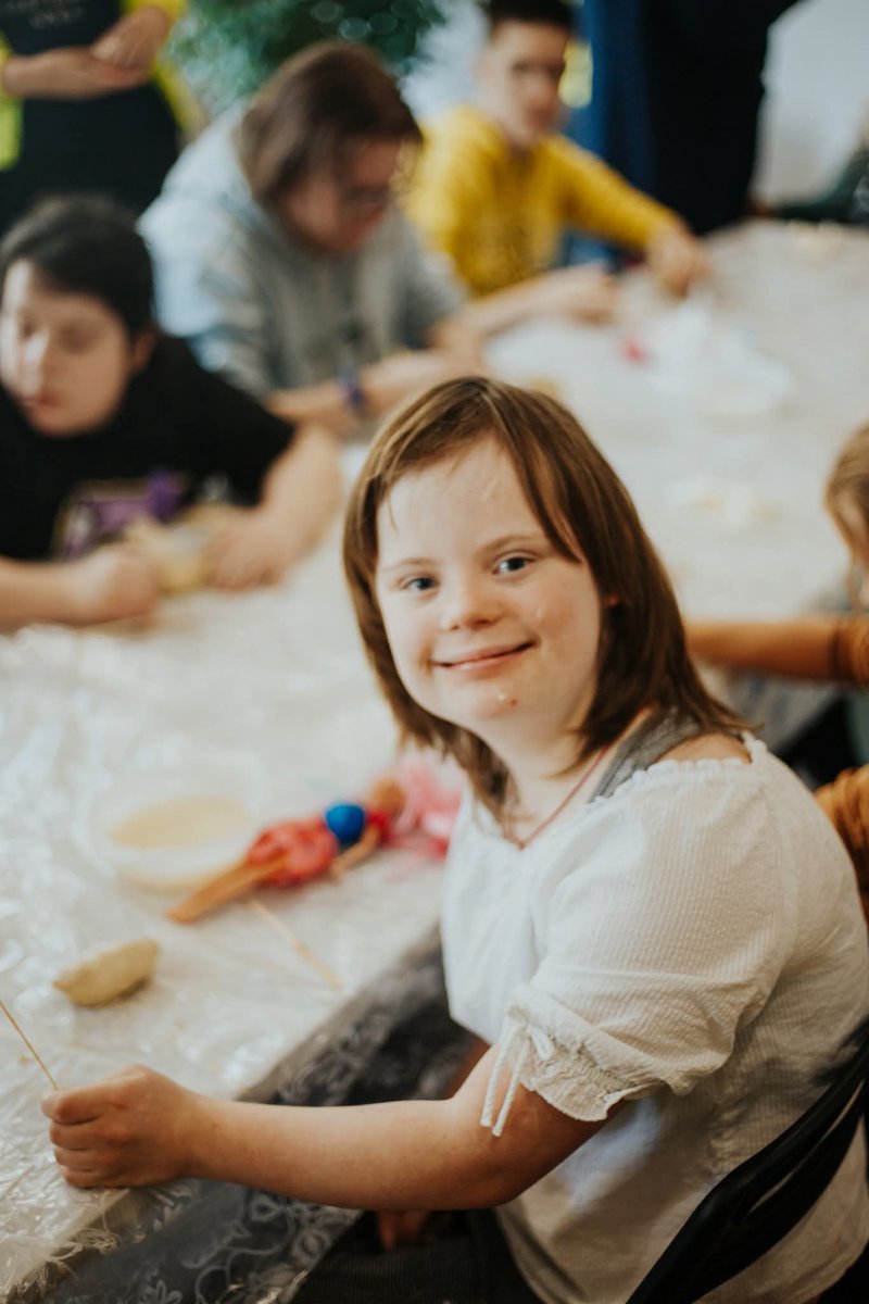 Atkal superīga diena nometnē “Rudens piedzīvojums Viskaļos”! 🍂
Bijām “Dabas pētnieki” 🔍🌿, kopā ar Liegu Piešiņu ielūkojāmies Dainu skapī 📚 un veidojām svilpauniekus ar mīlestību 🫰.
Un, protams, daudz futbola! ⚽️