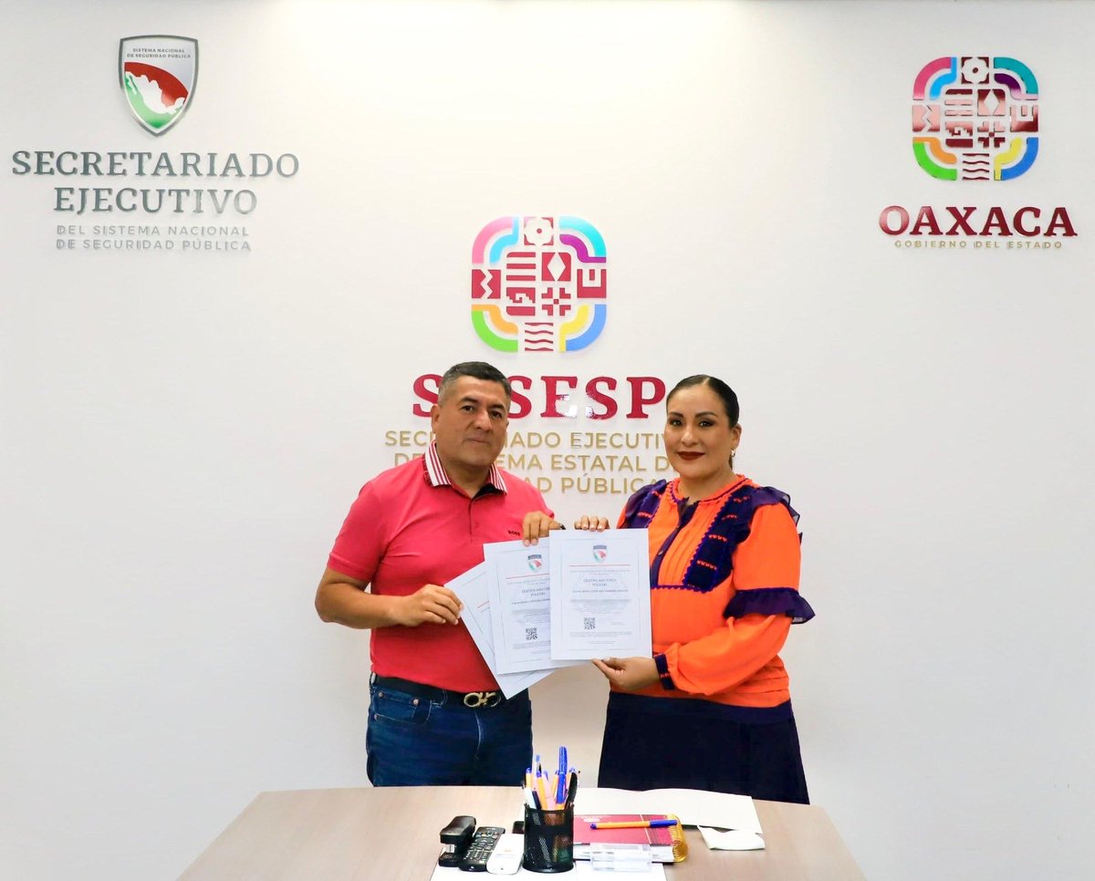 Santiago Juxtlahuaca se fortalece con Certificados Únicos Policiales otorgados a elementos de la Policía Municipal, mismos que entregamos esta mañana al presidente municipal Arsenio Mejía.