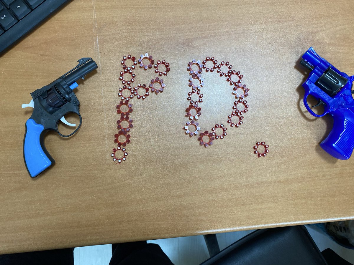 Okulda yapılan operasyonda bir çok silah ve mühimmat ele geçirildi :))