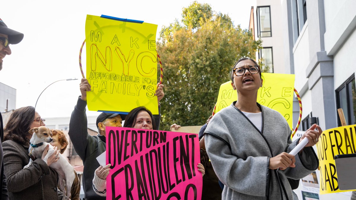 nycpa's tweet image. While negligent landlords may be shameless, exposing their predatory practices works.
That's what the tenants at 55 18th Street are doing: demanding that the DOB revoke the order giving their landlord cover, and mandate repairs and an end to unit deregulation.
