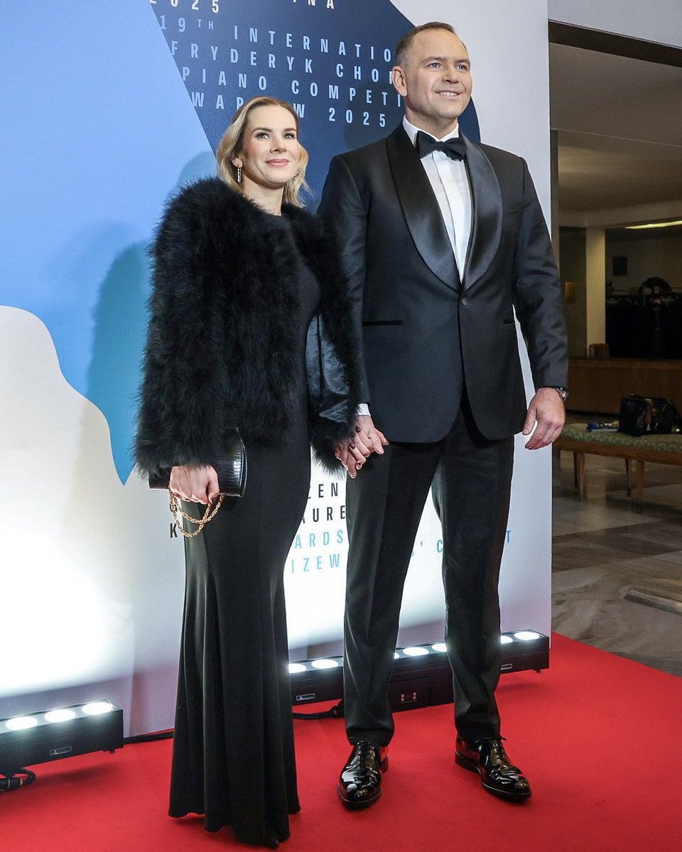 Straight from today’s #ChopinCompetition gala, but it could just as well be the red carpet at a Bond premiere!
Ladies and gentlemen, the First Couple of Poland! 🇵🇱🔝