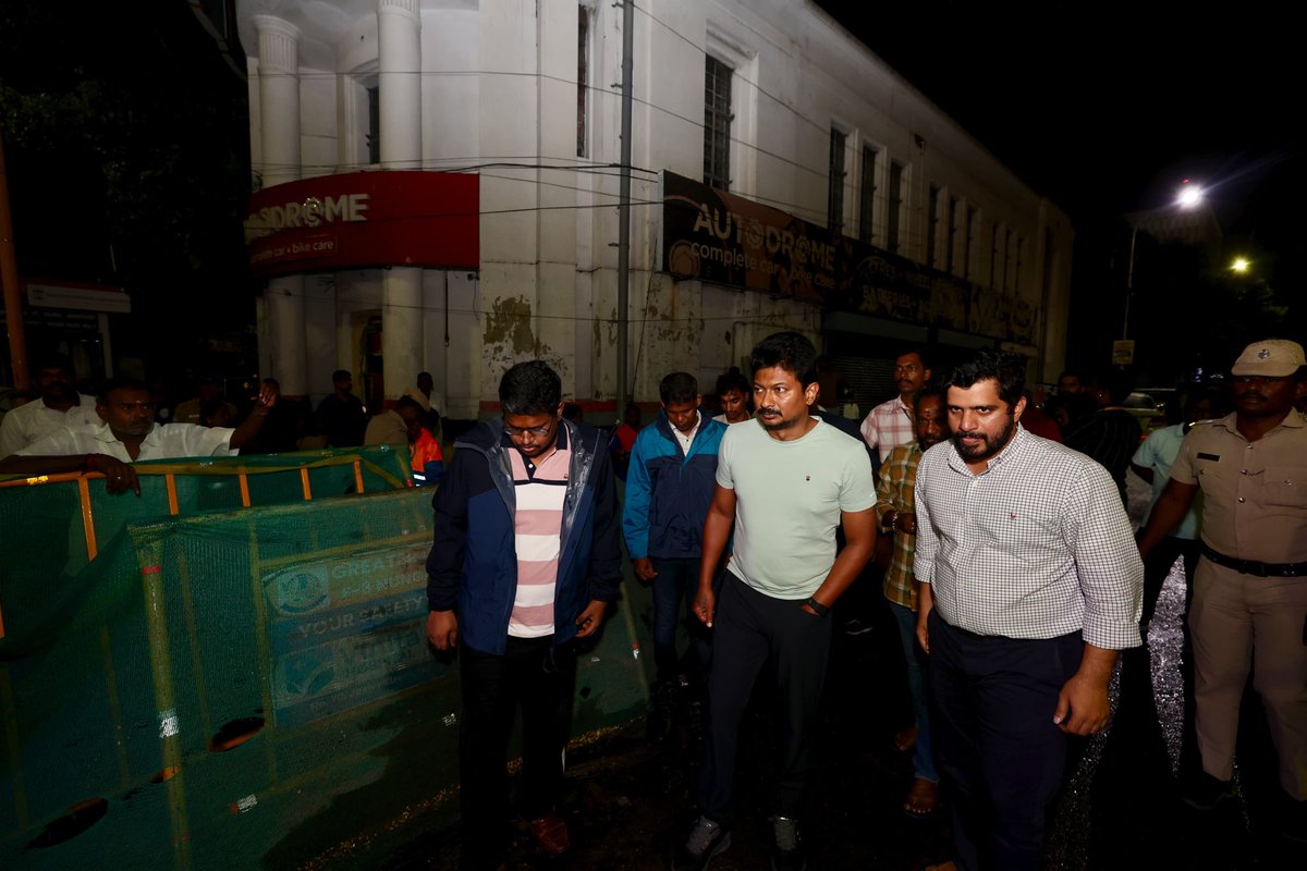 Udhaystalin's tweet photo. சென்னை அண்ணா சாலை - ஜி.பி சாலையை இணைக்கின்ற பகுதியில் மழை��ீர் வடிகால் பணிகளையும், மழை நீர் வடிவதற்காக செய்யப்பட்டுள்ள பிற ஏற்பாடுகளையும் நேரில் ஆய்வு செய்தோம். கன மழையை எதிர்கொள்ள விழிப்புணர்வுடன் செயல்படுமாறு அங்கிருந்த அதிகாரிகளுக்கு ஆலோசனைகளை வழங்கினோம். https://t.co/JUxqNKmszB