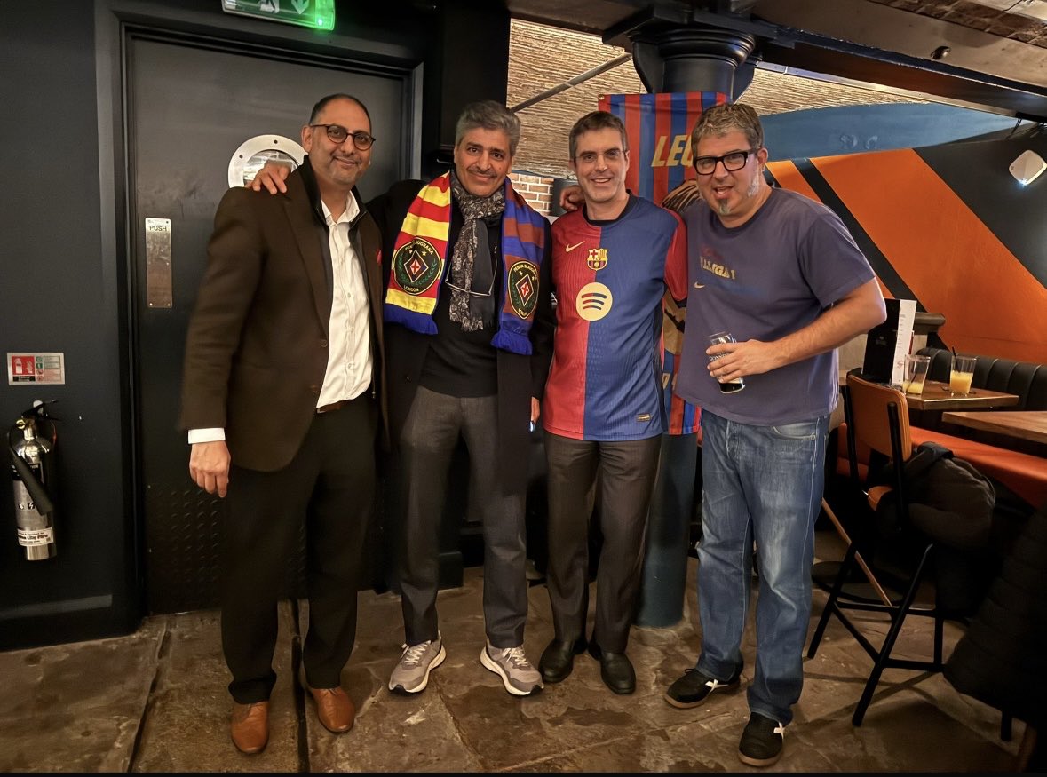 Six goals, pure Barça magic! 🔵🔴 

A special night at Penya Blaugrana London as we welcomed former Kuwait national player and Barça partner <a href="/nayef965/">نايف جابر</a> proudly presenting him with a Penya scarf! 💙❤️ 

#ViscaBarça #Culers #PenyaBlaugranaLondon